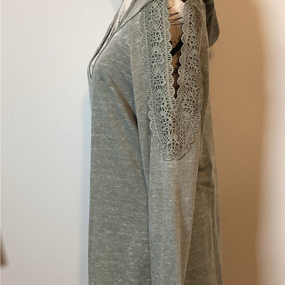 BOHO SAGE GREEN TUNIC HOODIE W/LACE DETAILED SLIT SLEEVES & V-NECK SZ LG